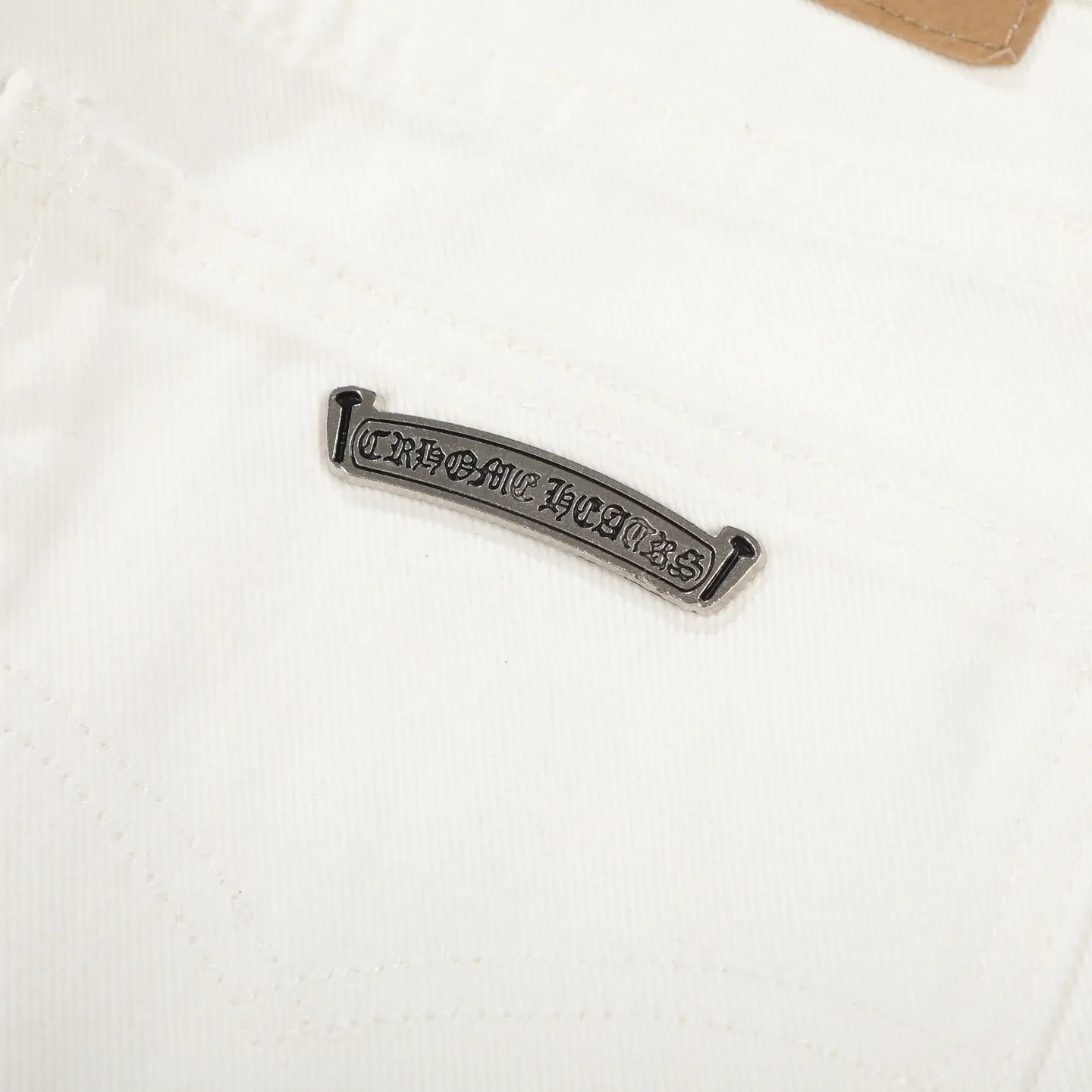 P250 Chrome Hearts & Chrome Hearts high street jeans with leopard pattern and vintage graffiti painting on white background. Chrome Hearts are the most popular pants in color. Made of beaded canvas fabric, heavy washing makes the upper body of the fabric more textured and the pants are tall and straight! The three-dimensional cutting of the whole trousers is a masterpiece! The hardware is customized by zp. The beaded canvas fabric is thick and soft after being washed. It has good breathability. Customized small leather label. Unique design. The details are simple and elegant, and the workmanship is exquisite. The whole trousers are neatly routed and the details are in place! Trendy people have been disappointed. From the quality selection of fabrics, the tailoring of details, and the matching of patterns, everything is impeccable! The upper body is so handsome when worn...it can be easily worn by men, women and children! The craftsmanship is made of heavy-duty washed pure cotton denim fabric. After washing, it is soft and thick and looks very stylish when worn. Color: White Size: 28 30 32 34 (S-XL)